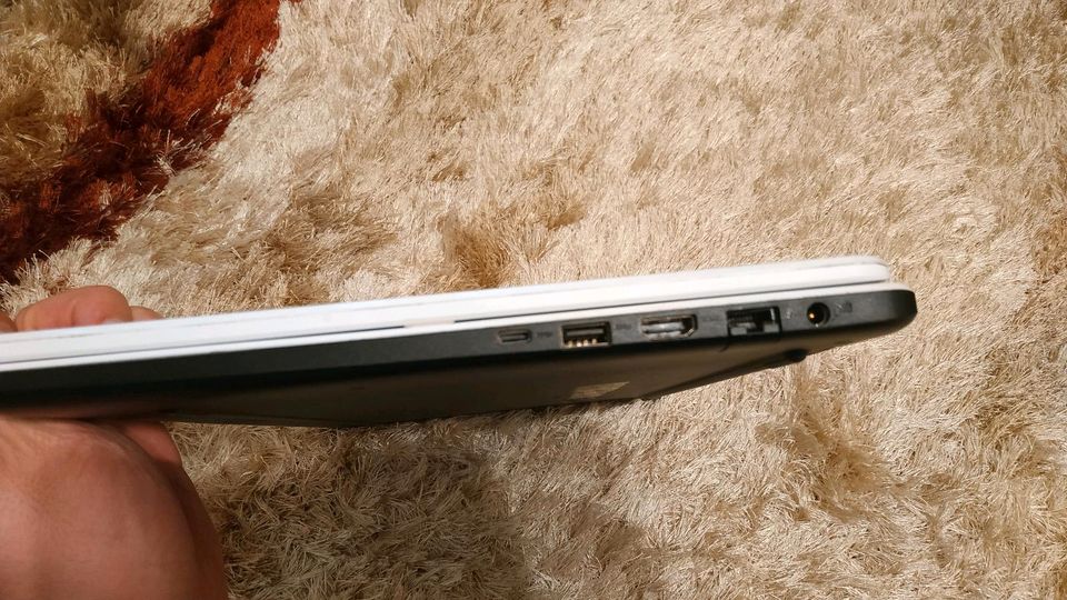 Asus vivobook 17 r702m Defekt in Köln