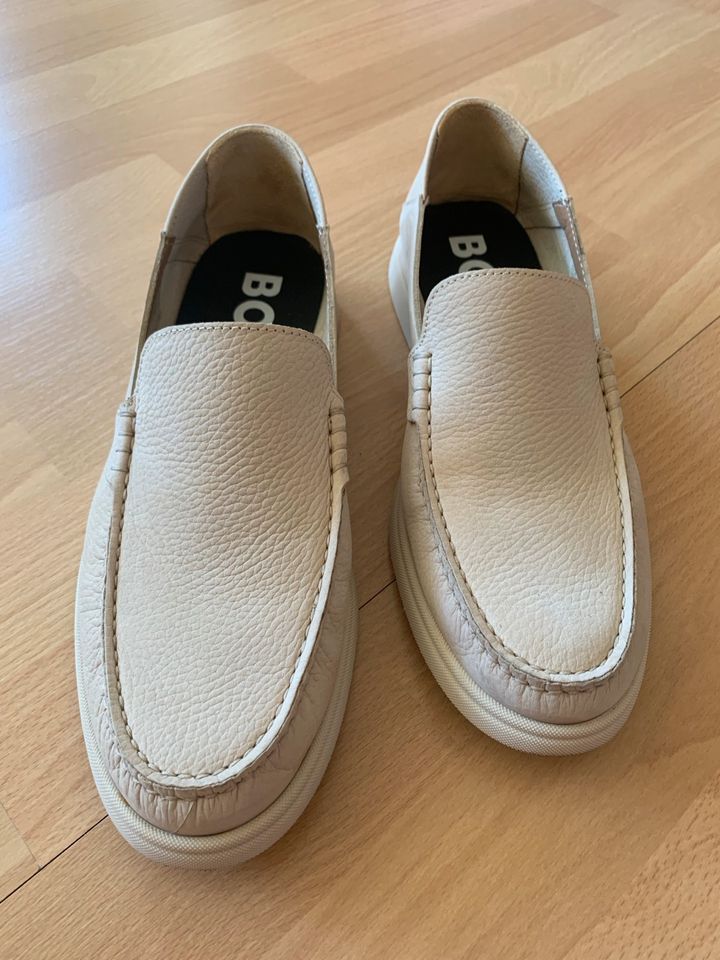 Hugo Boss Mokassins Slipper Nubukleder beige Gr. 43 neuwertig in Chemnitz