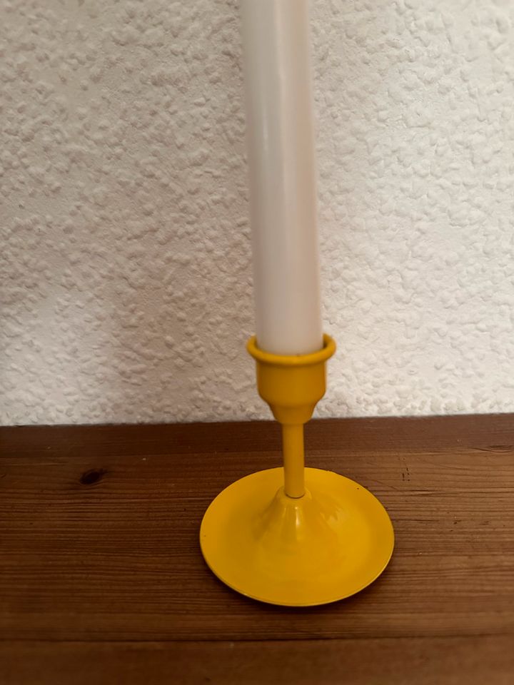 Kleiner gelber Kerzenständer in Koblenz