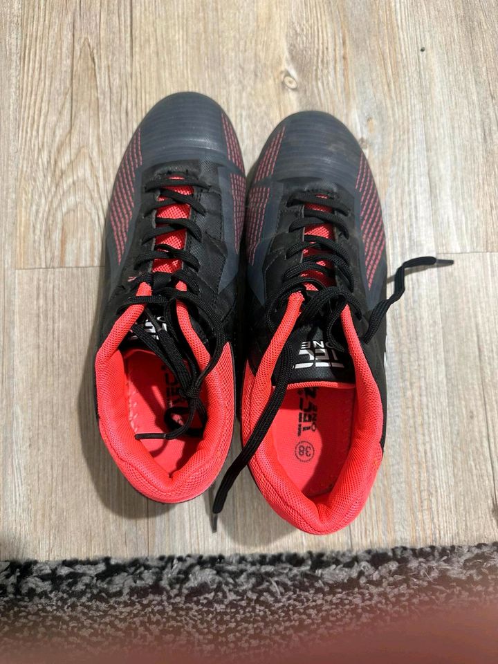 Fußball Schuh in rot in Lübeck