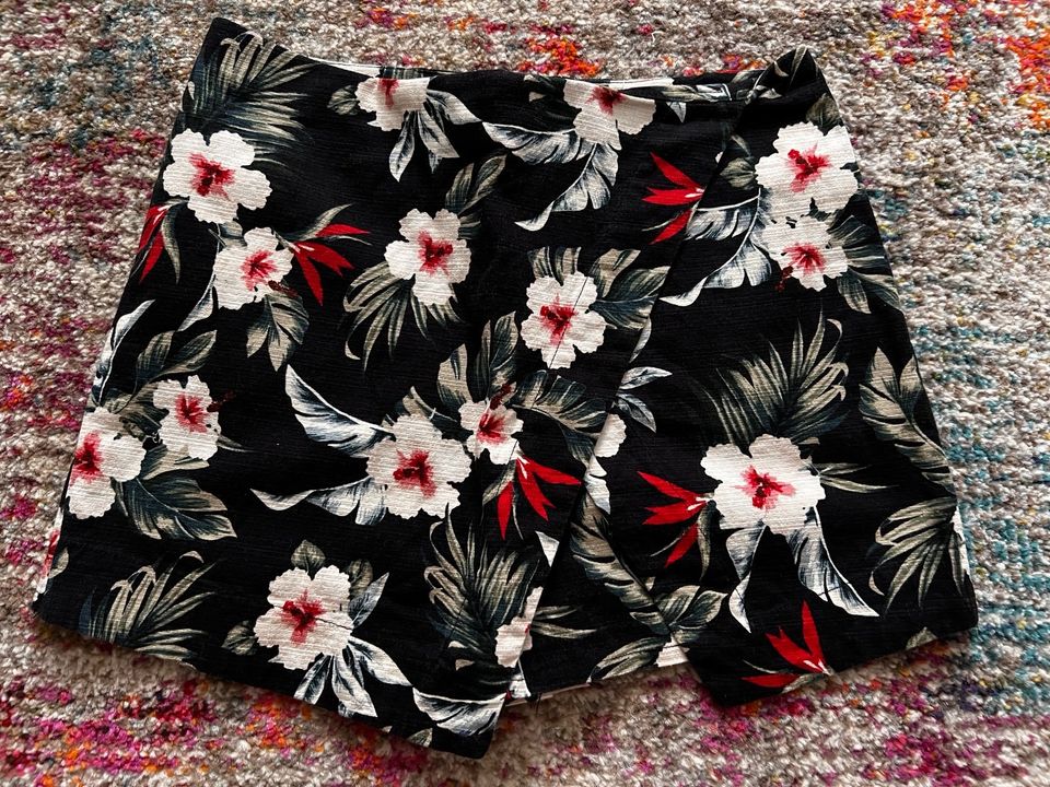 Hollister skirt skort shorts rock schwarz geblümt Blumen Gr.3 in Olpe