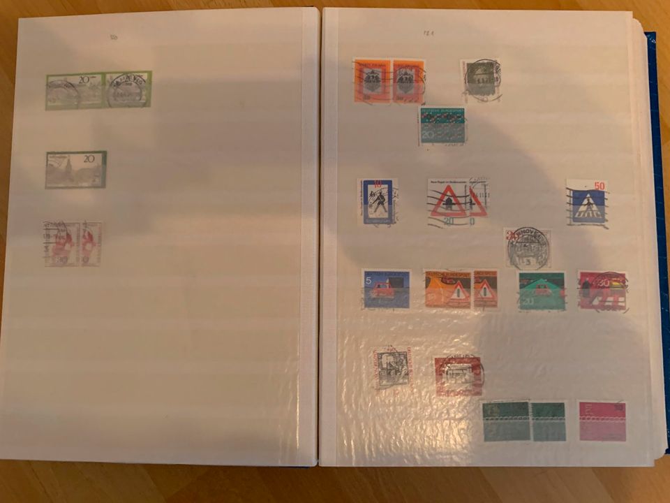 2 Briefmarkenalben (Deutschland und International) in Bremen