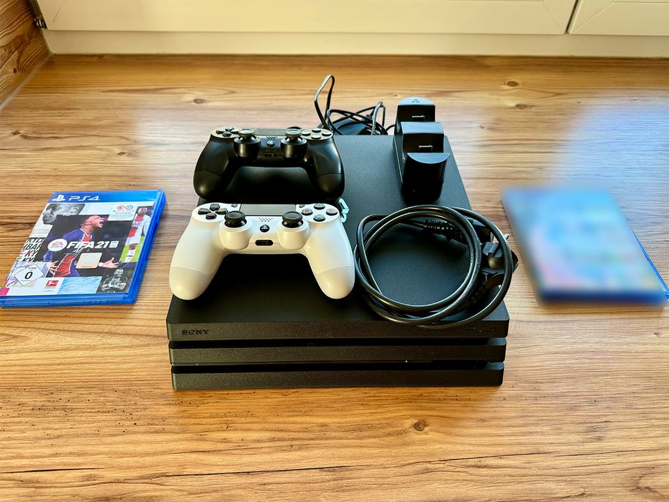 PlayStation 4 Pro, 2 Controller, Platinum Wireless Headset usw... in Parsberg