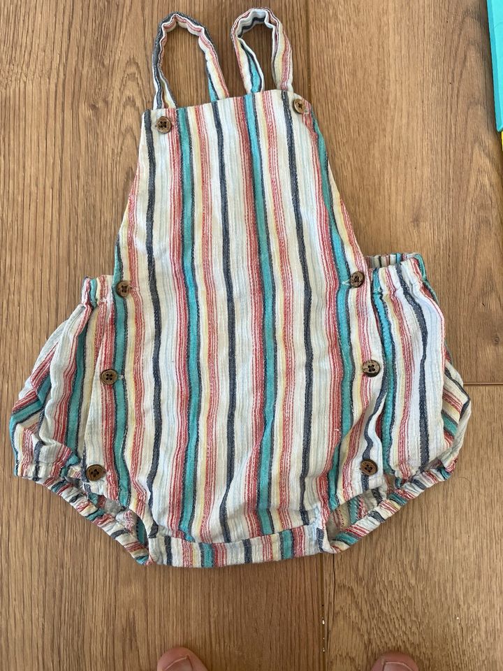 Bunte kurze Sommerhose Latzhose Baby in Berlin