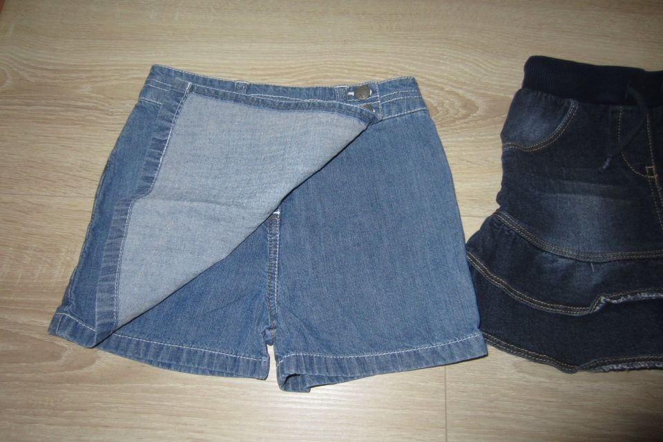 Zwei Jeansröcke in Gr. 104 für zusammen 2 € (Hosenrock S`Oliver) in Bremerhaven