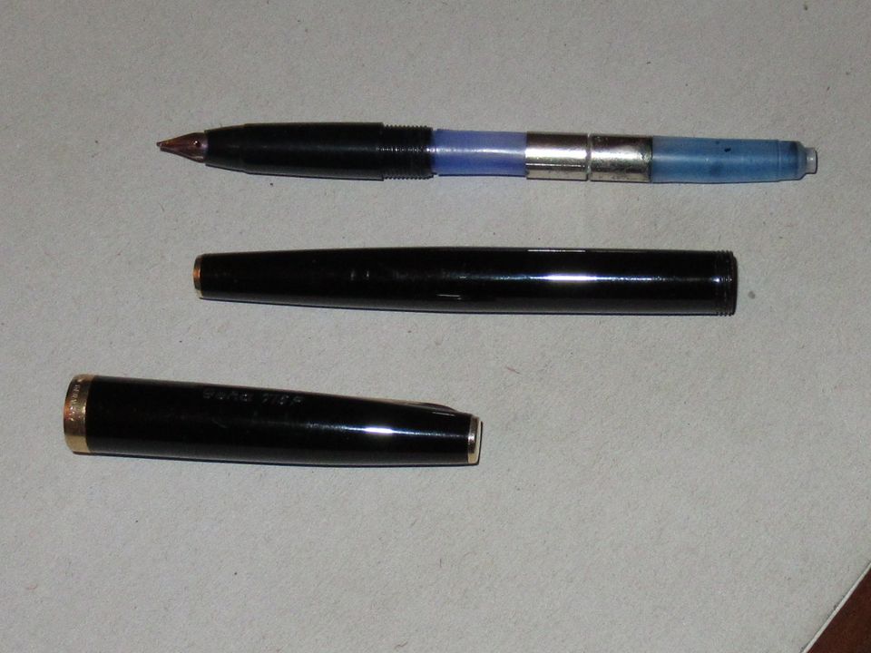 Etui für Stifte, sowie zwei Füllhalter und einen Druckbleistift in Hannover