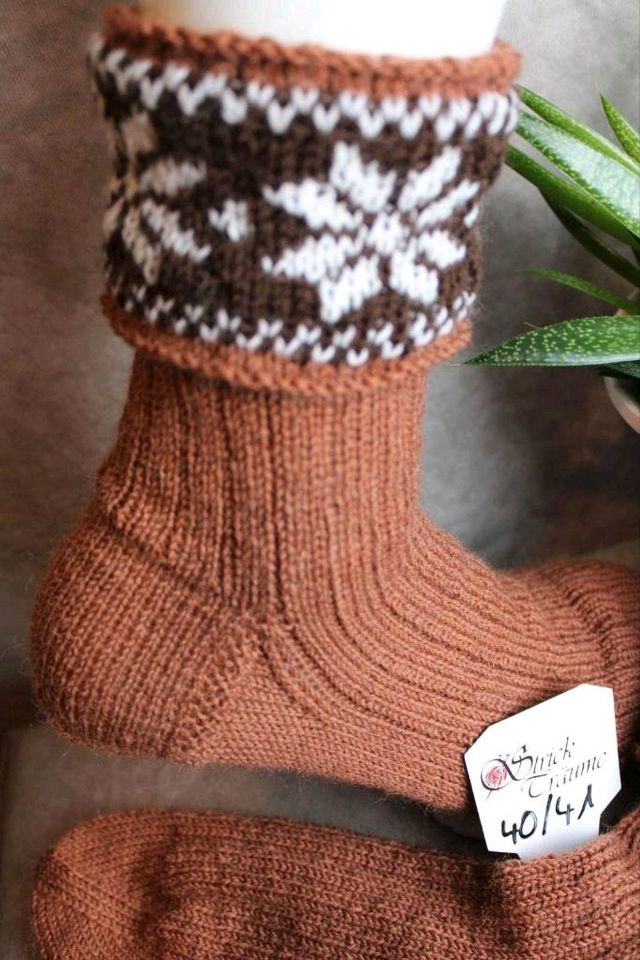 Handgestrickte Umschlag-Socken in Größe 40/41 in Harsefeld