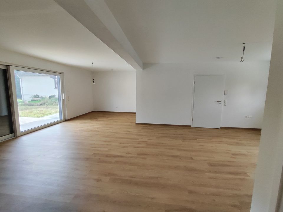 1,2,3 & MEINS: Neubau Doppelhaushälfte 162 m² mit Stellplatz / Erstbezug in Weinsbach! in Öhringen