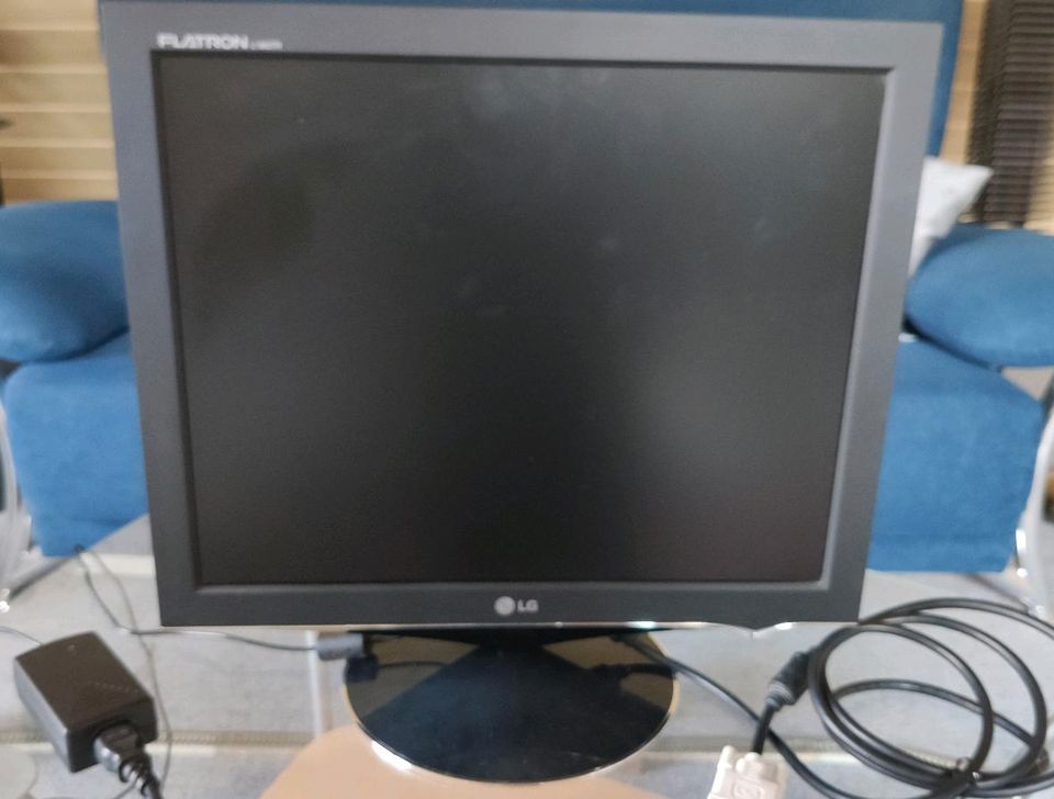 LG Flachbildschirm L 1960 TQ, 19 Zoll Monitor, PC Bildschirm in Löchgau