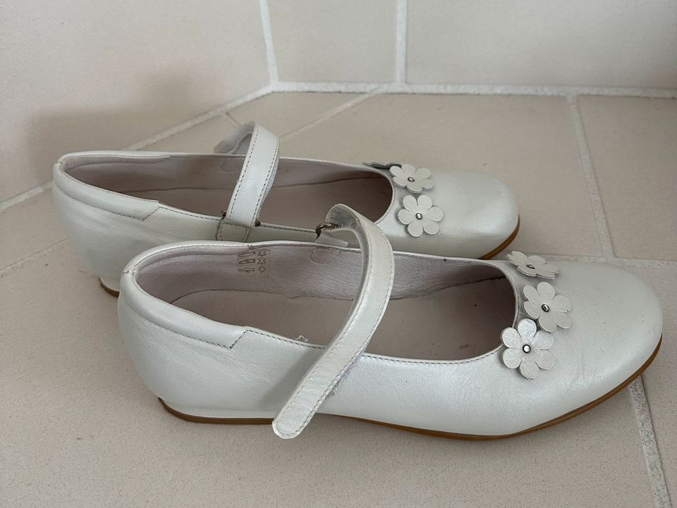 weiße Ballerinas / Schuhe von Sabalin / Kommunion / Hochzeit in Altomünster