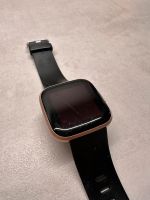 Fitnessuhr FitBit Versa 2 mit 6 Bändern und Ladekabel Sachsen - Wilkau-Haßlau Vorschau