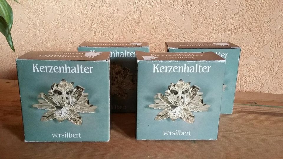 Versilberte Kerzen Halter aus Metall in Blumen Form in Titisee-Neustadt