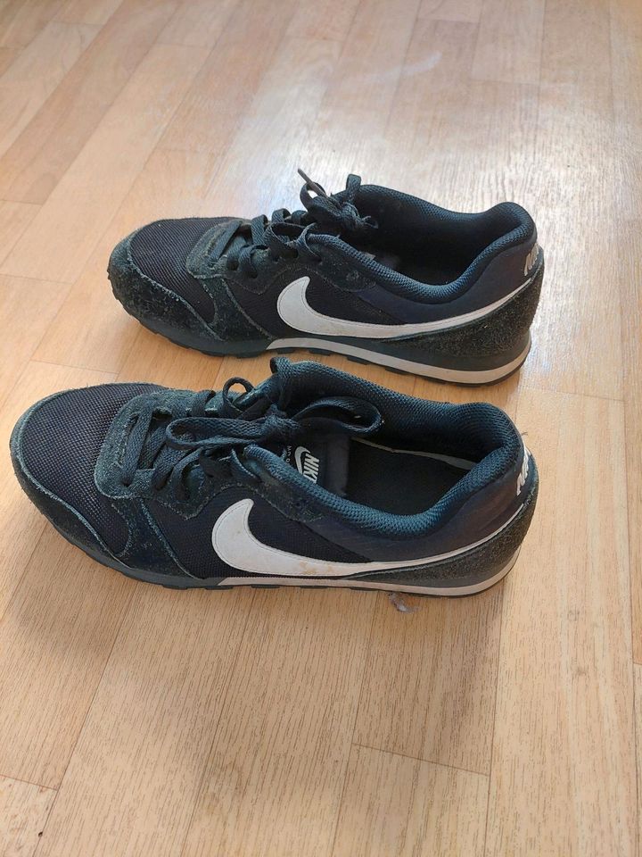 Nike MD Runner 2 Sneaker schwarz Größe 43 in Darmstadt