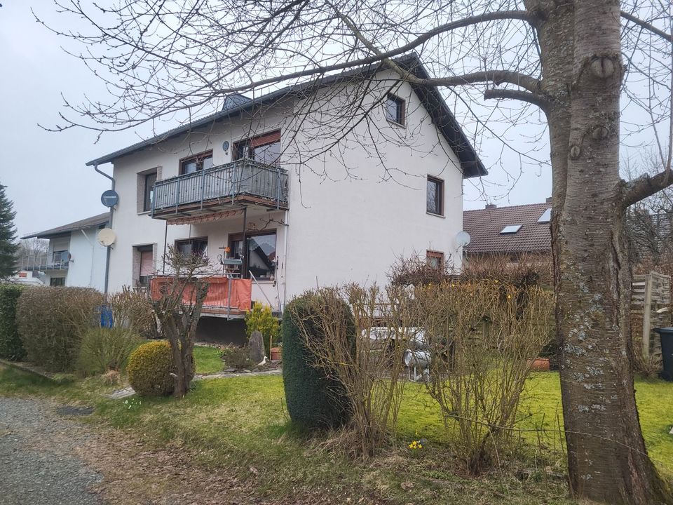 Obergeschoßwohnung in einem Zweifamilienhaus mit Balkon und großer Garten zum alleinnutzenlleinnutzungtzung in absolut ruhiger Lage in Waldbrunn