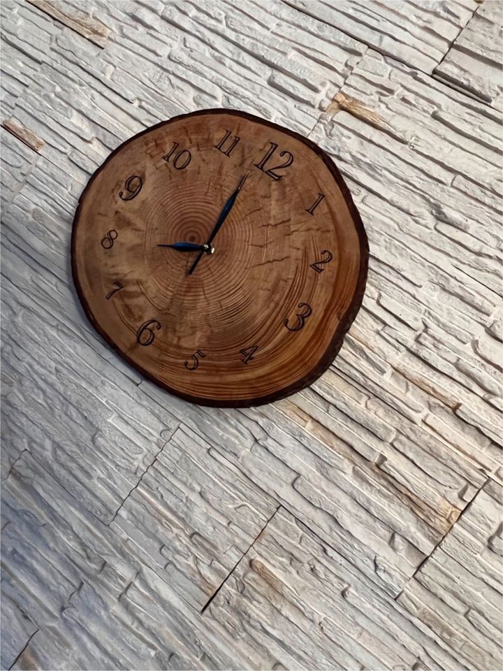 Wanduhr aus Holz individuell gefertigt in Lagerlechfeld