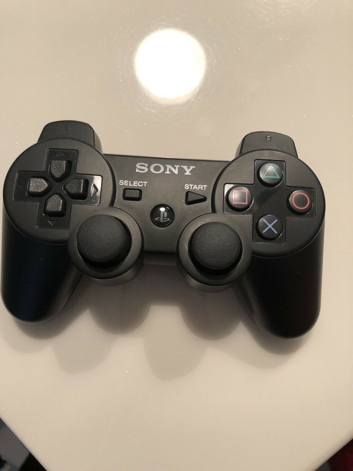 PlayStation 3 & 1 Dualshock Controller in Hornberg