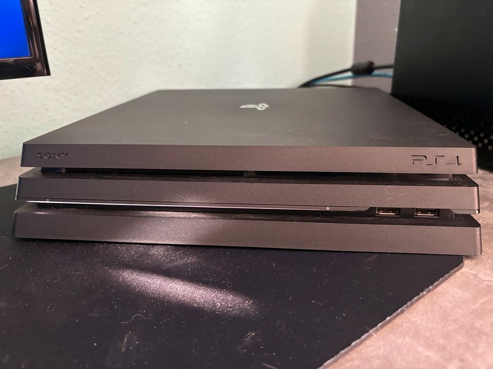 PS4 Pro mit Kontrolleur und spiel in Remstädt