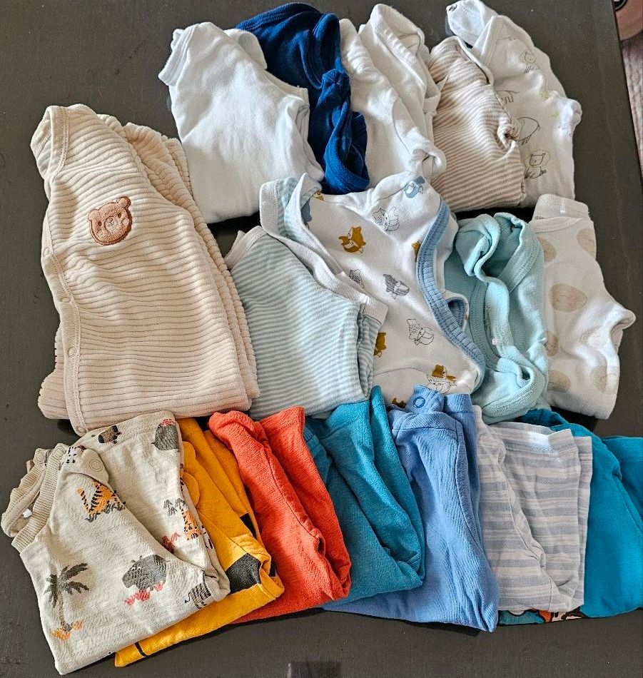 Kleidungspaket Babykleidung Größe 74/80 in Grevenbroich