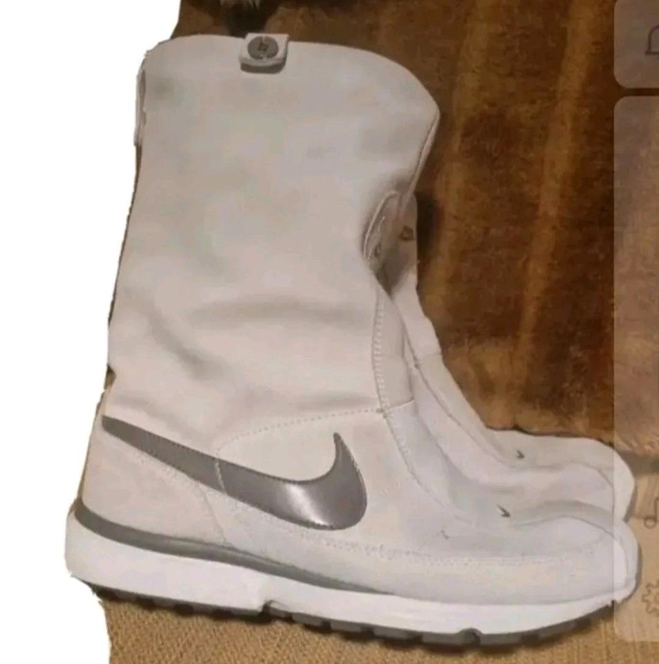 Nike Ait Damen Stiefel Gr 42 Gr 8 beige in Werneck