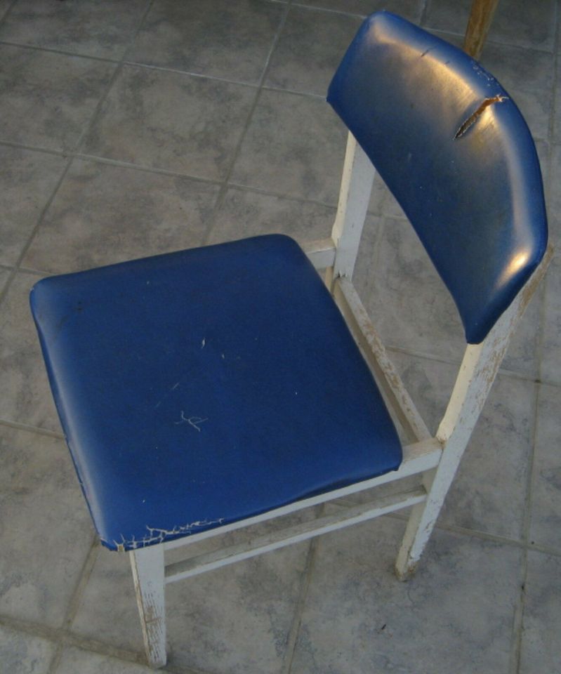 1x DDR Küchen-Stuhl blau weiß in Parchim