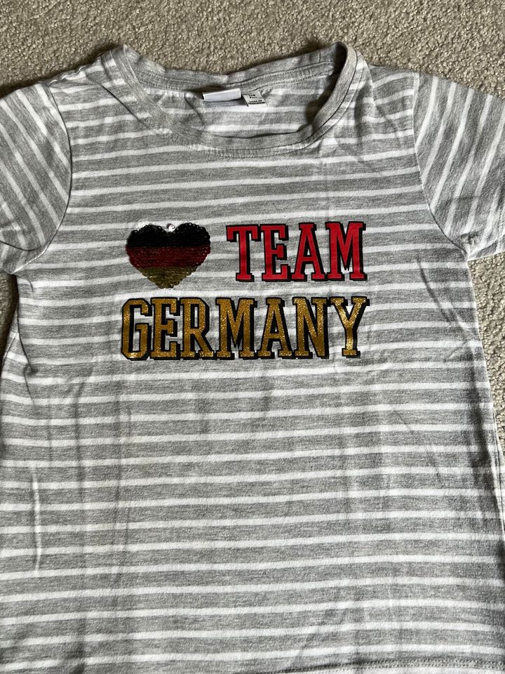 Pailletten-Shirts „Fußball“ in Größen 110/116 und 122 ab 3 Euro in Braunschweig