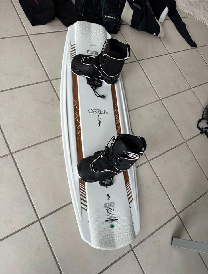 Wakeboard Full set Board Helm Weste Anzug etc wasserboard in Esslingen