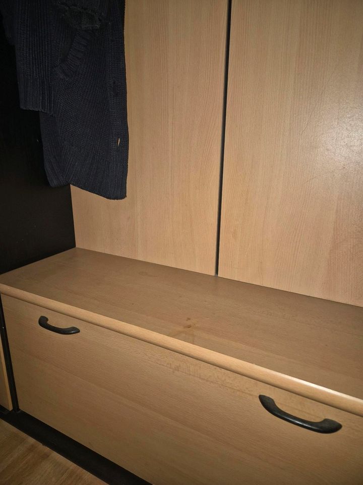 Gaderobenschrank mit Spiegel und Schuhbank in Recklinghausen