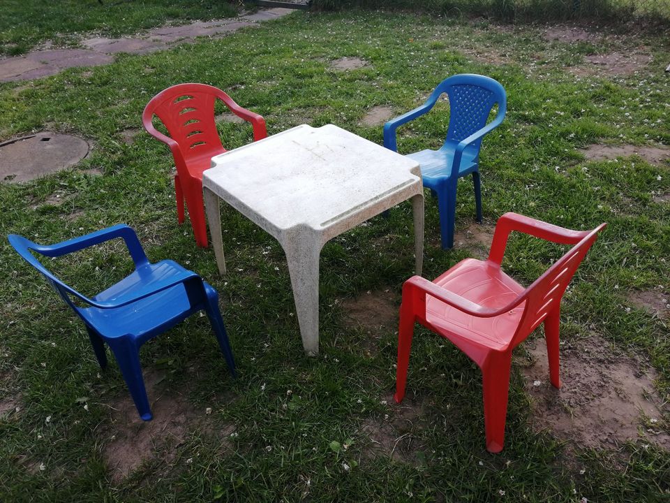 Tisch und 4 Stühle für Kinder in Quakenbrück