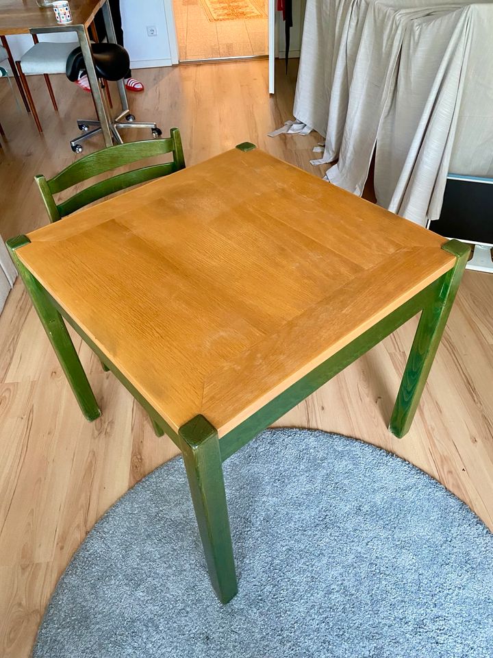 Vintage Tisch und 4 Stühle 1,00x1,00m in München