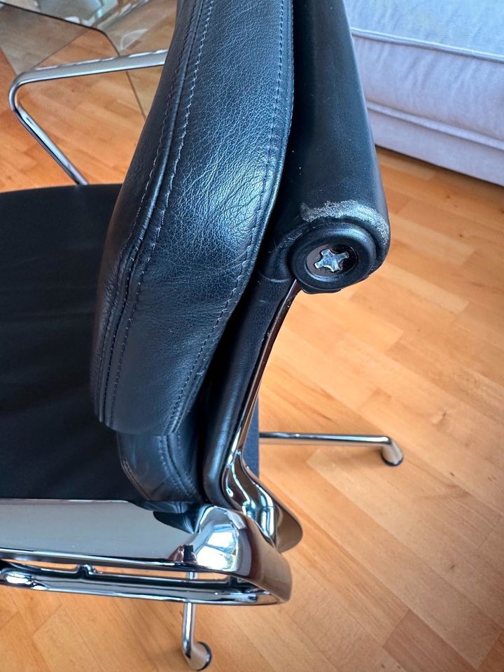 Vitra Charles Eames Aluminium Chair, EA 208 Soft Pad Chair Leder in Frankfurt am Main