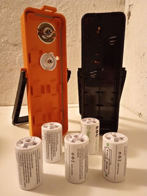 Warnleuchte incl. Batterieadapter, Warndreieck, Taschenlampe in Dresden