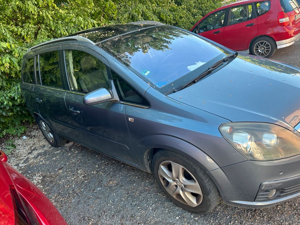 Auto opel zafera in Augsburg