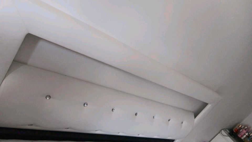 Boxspringbett 180cm x 200cm Kunstleder Weiß komplett in Schlangen