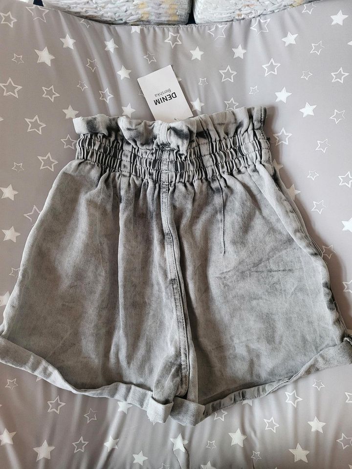 Jeans Shorts BERSHKA/ Größe XS / NEU!!! in Triptis