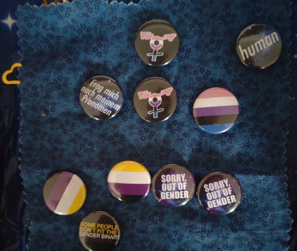 queere Pin's und Buttons lgbt csd ftm mtf trans gay in Dortmund