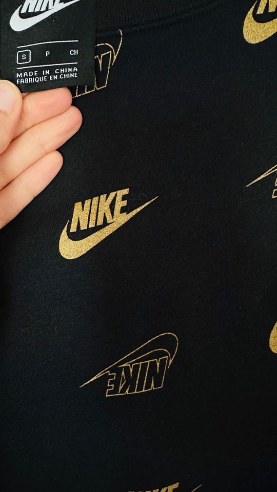 NEU Nike Pullover schwarz gold Logo in Bergisch Gladbach