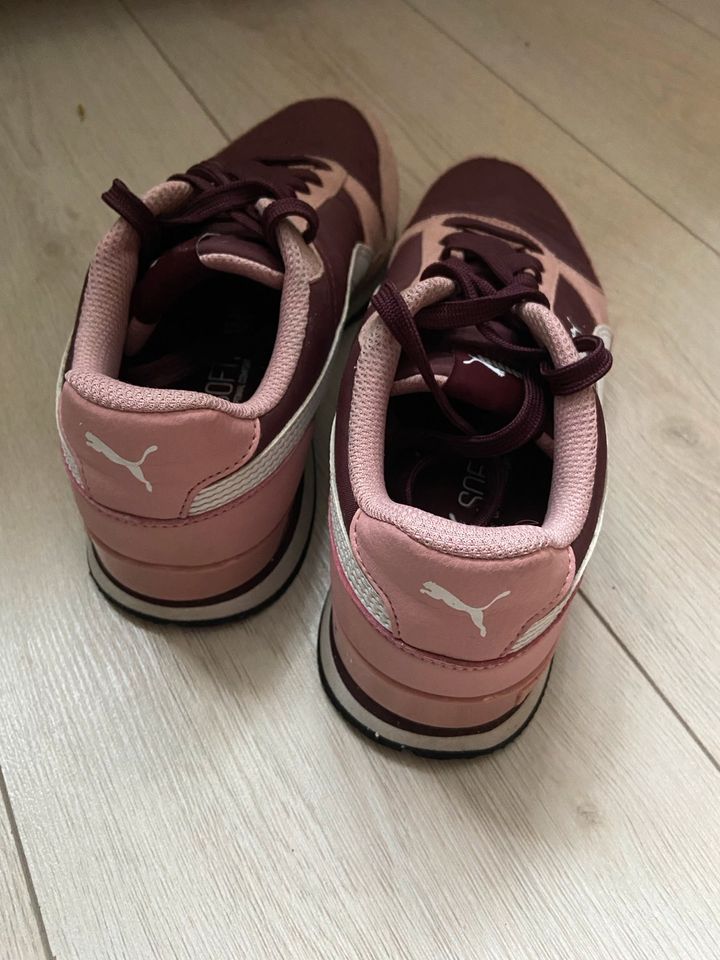 dunkelrot / rosa Sneaker von Puma in Leipzig