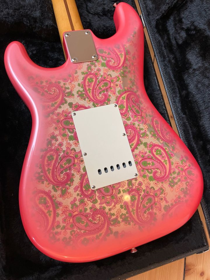 Fender Pink Paisley Stratocaster in Lörrach