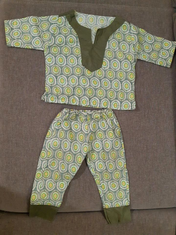 Baby Anzug handmade aus Ghana ca. Gr. 74/80 in Fockbek