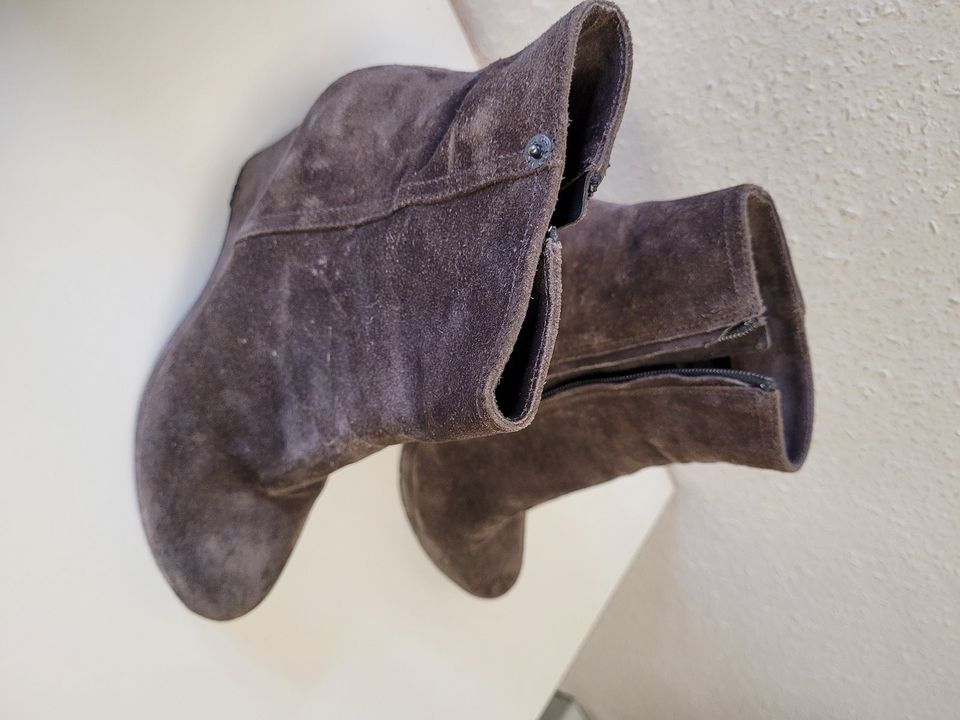 Edle Prada Wildleder-Stiefeletten in Stuttgart