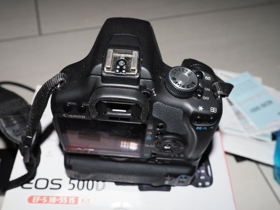 Canon EOS 500D mit Zubehör in Wiesbaden