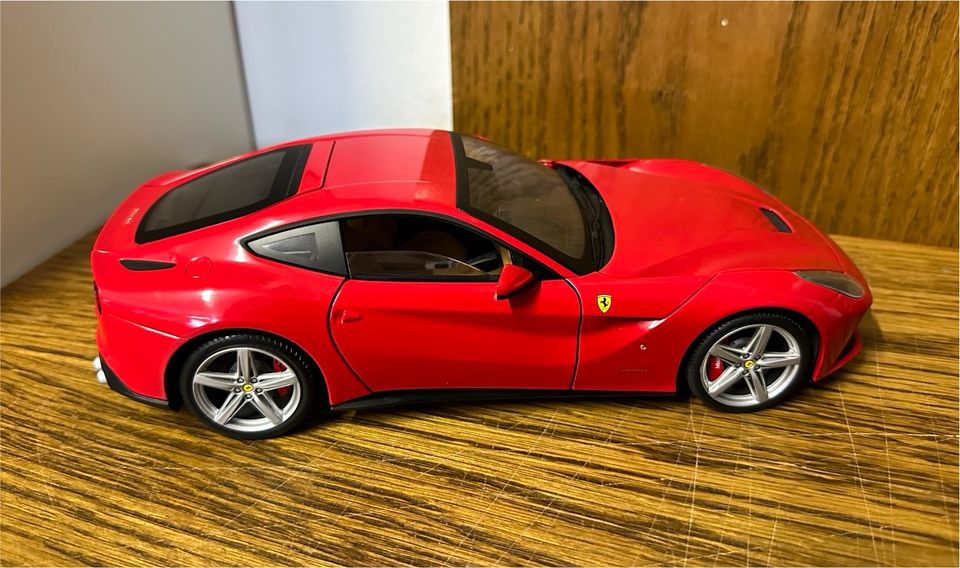 Modellauto 1:18 ELITE Ferrari F12 Berlinetta Hot-Wheels in Frankfurt am Main