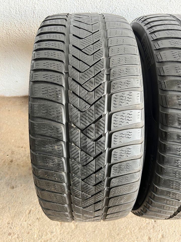 2x 235 40 R19 96V Winterreifen Pirelli 4,5mm DOT:3020 NP:460€ in Meschede