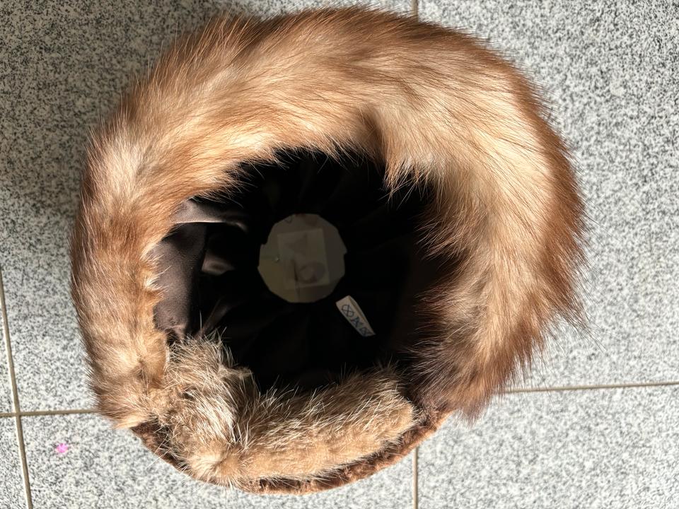 Damen Pelzmantel aus echtem Fell vom Nutria mit Echtfellhut in Herzogenaurach