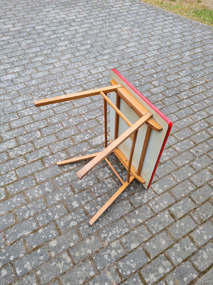 Kindertisch und passender Stuhl DDR in Lunow-Stolzenhagen