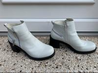 Stiefeletten cremefarben Gr. 40 Bata sehr guter Zustand Sachsen-Anhalt - Halle Vorschau