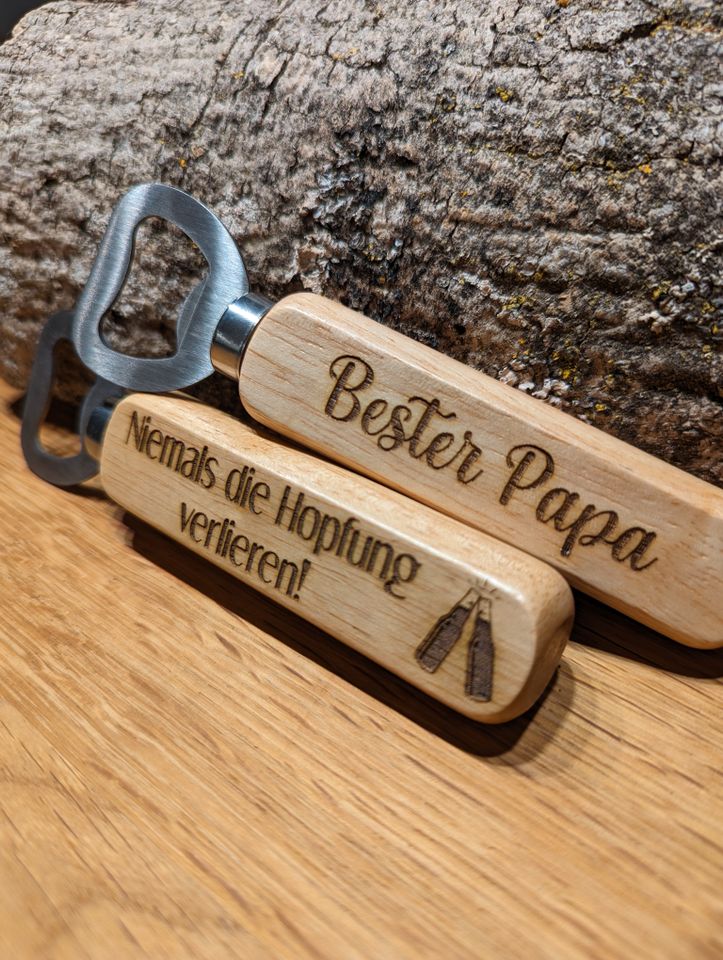 Flaschenöffner Holz personalisiert, Bieröffner -Gravur beidseitig in Langerringen