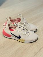 Nike Freizeitschuhe 37,5 Damen Hessen - Wiesbaden Vorschau