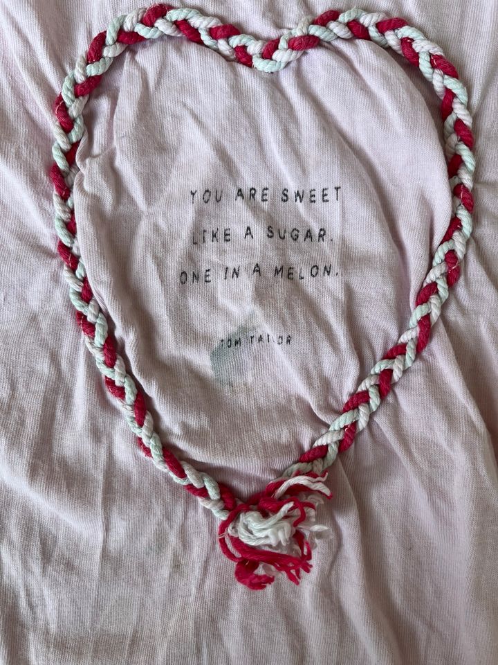 Süßes Shirt mit Spruch und Herz. Zu verschenken wegen Flecken in