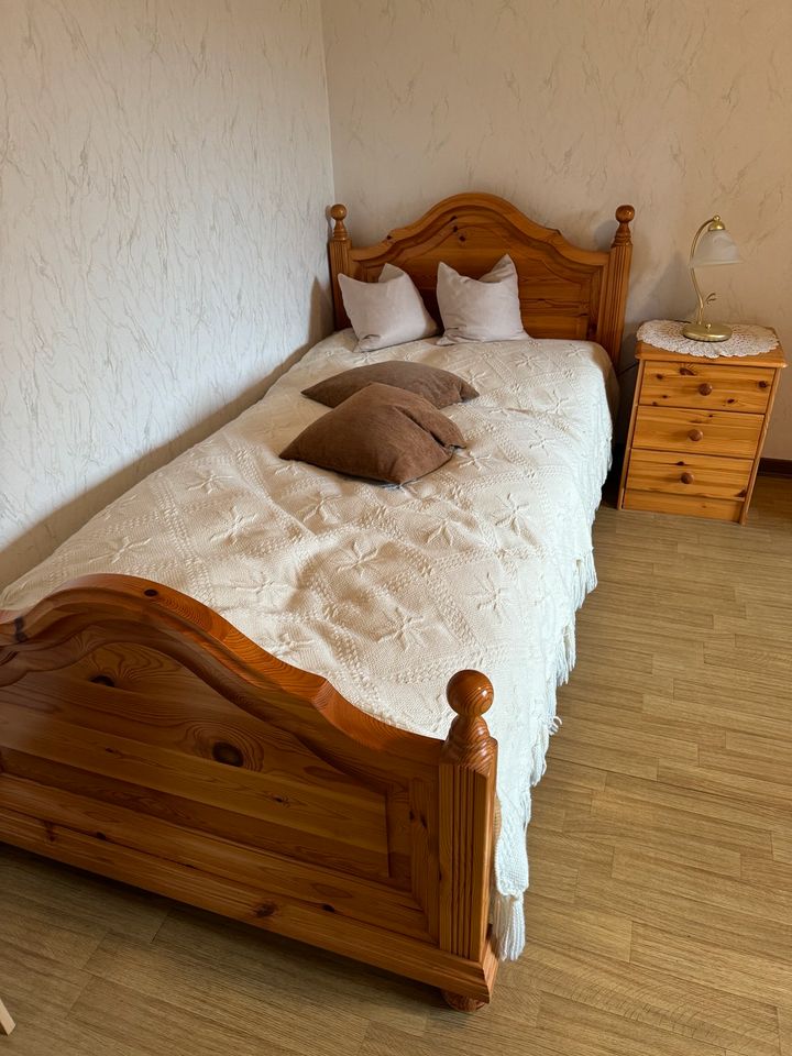 Bett aus Massivholz 2x1m mit Matratze & Nachttisch in Bruchsal